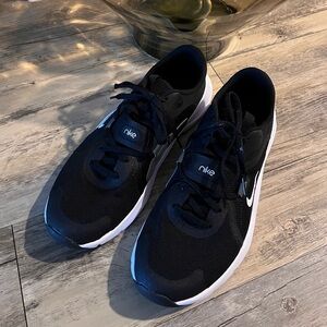 Nike Women’s Black & White Lightweight Sneakers